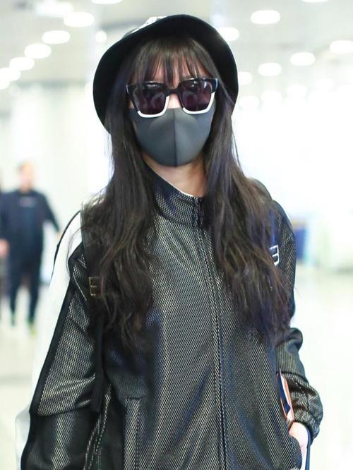 我就纳闷了，你在房间里戴个口罩，捂得严严实实，你不闷啊！

前几天去舅舅家，表妹