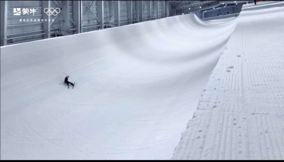 谷爱凌把要强写在骨子里雪道上的每一个弯道，都是与自己的较量。看她一次次摔倒，又一