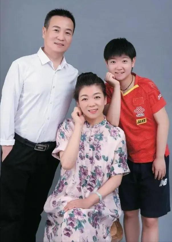 孙颖莎的全家照，孙颖莎阳光可爱，浑身散发着青春气息，爸妈的颜值都好高，妈妈慈眉善