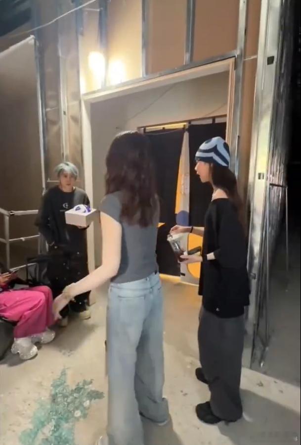 宋妍霏磕到了王濛李小冉王濛对李小冉的小喜好烂熟于心，逢人就递专属蛋挞，贴心说起她
