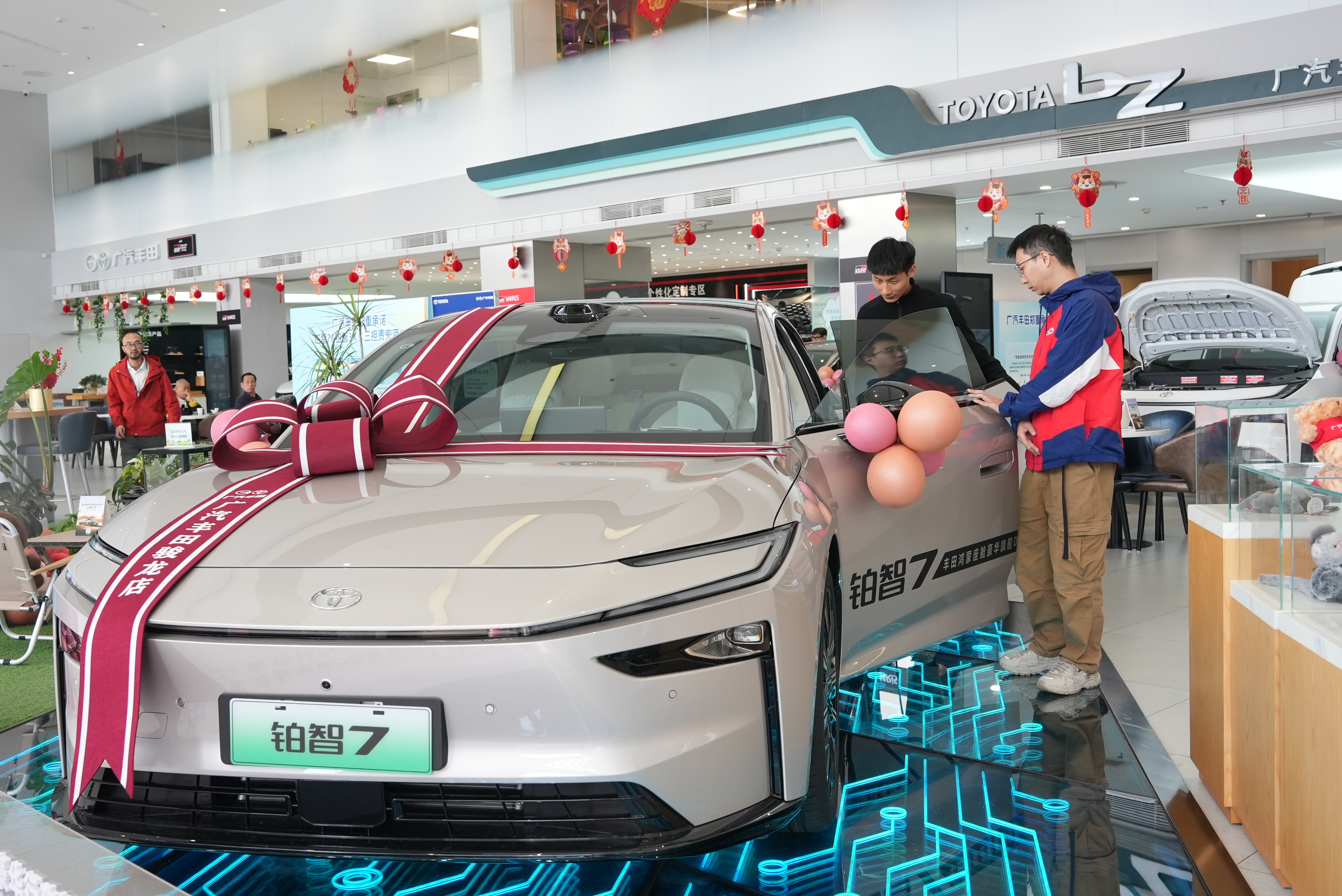 站在实车面前，才更能理解铂智7这次定价的逻辑。3月5日开启预售的广汽丰田铂智7，