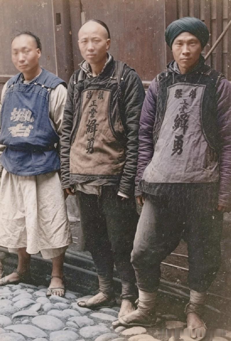 晚清街头捕快老照片，制服刻着衙门名号，古代捕快的日常工作都包含哪些？