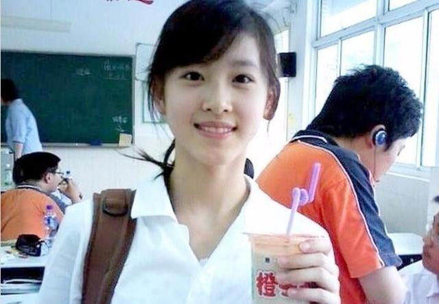 2010年，张艺谋给《山楂树之恋》选角，他的标准是：18岁以下，原装、漂亮又青涩