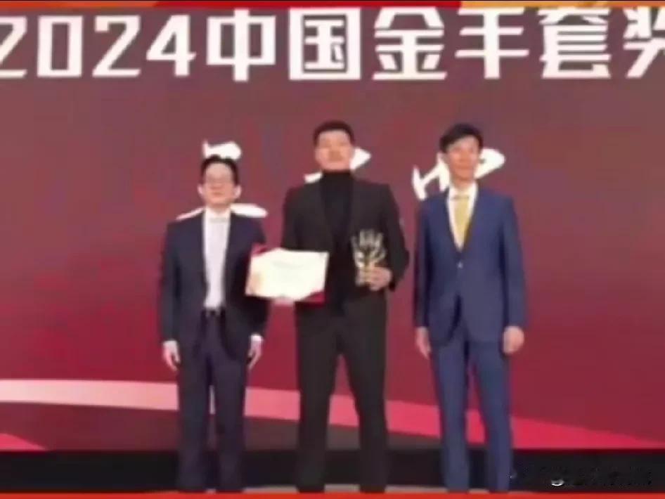 中国足球奖项：
金球奖
金手套奖
金靴奖
？？？还有啥奖？？？
应不应该有金头奖