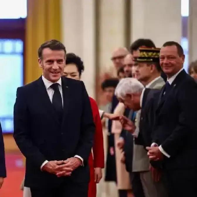 马克龙这次来华，接机规格连升两级，从副外长直接跳到外长亲自迎接，面子给得够足了吧