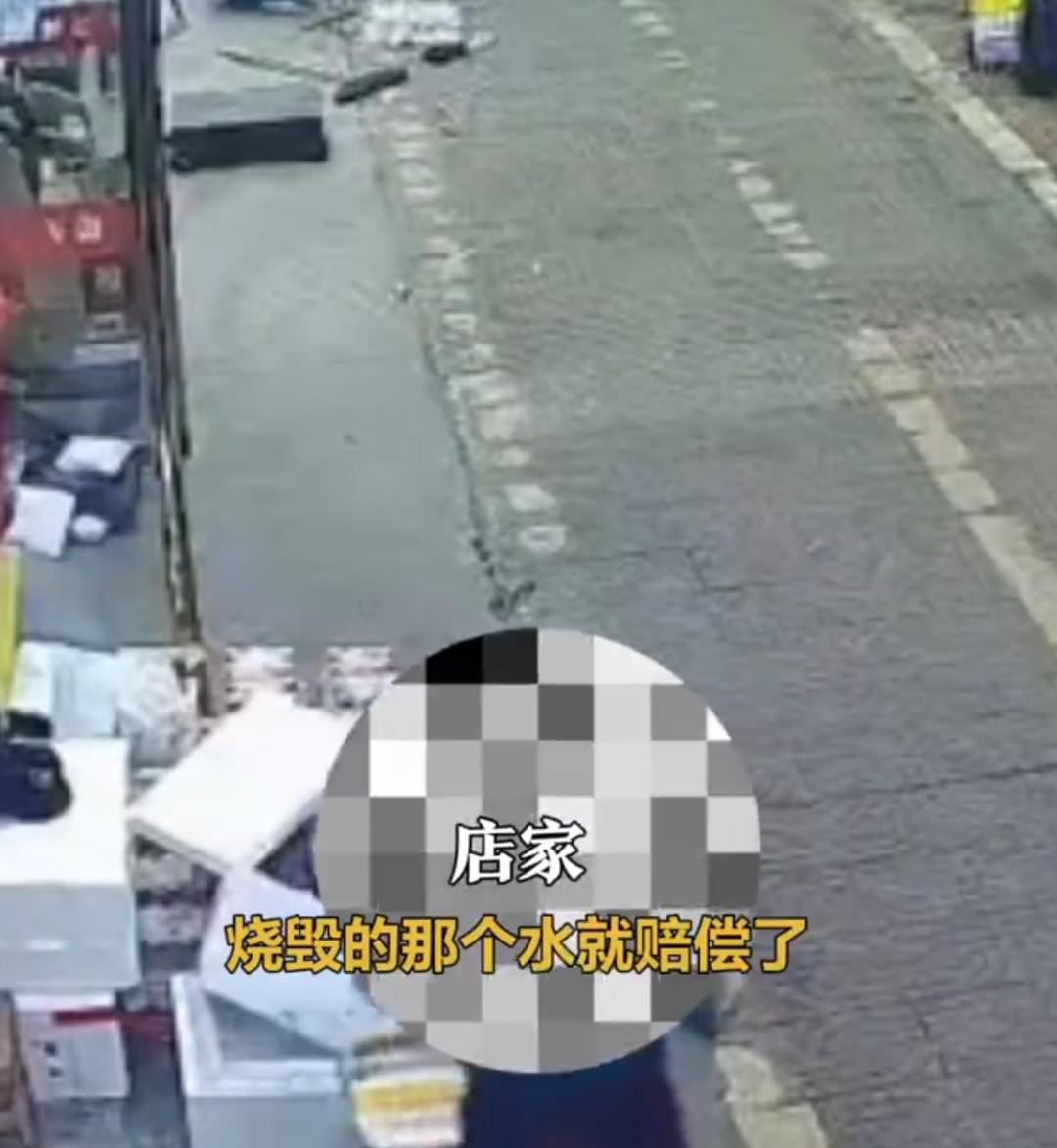 这熊孩子，是火神再世，还是坏蛋重生？怎么手拿打火机，到处点火？
前不久，湖南郴州