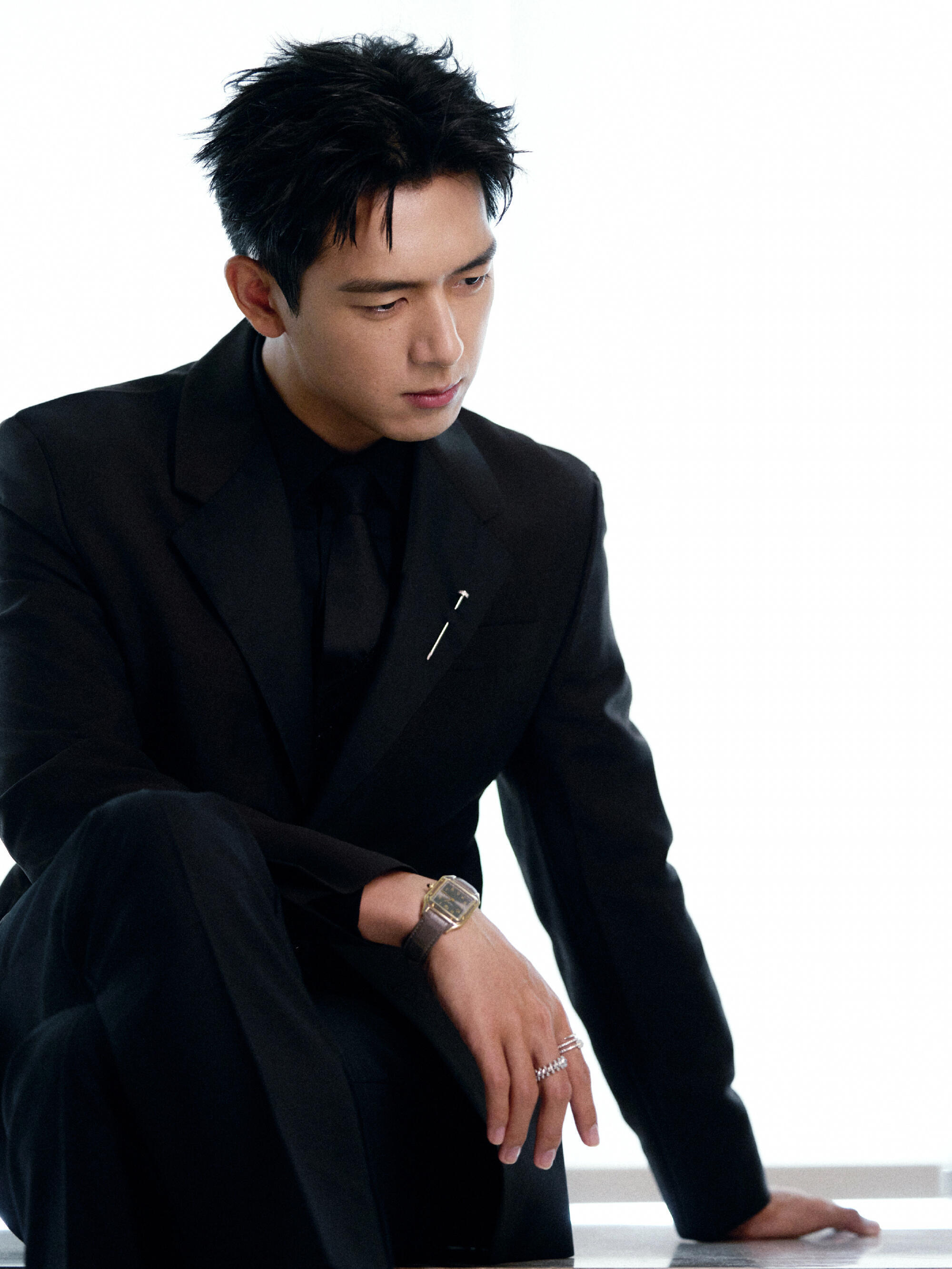 李现新代言剪影李现新代言预热 谁家粉丝一天之内被喂这么饱啊？新剧《雾里青》官宣+