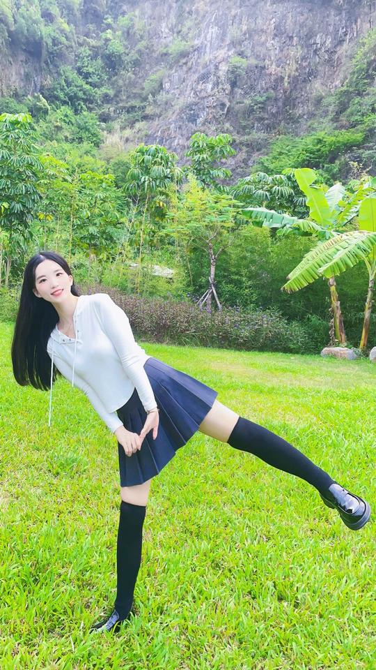 最好的时光在路上，一路向阳。旅行是对平淡生活的一次越狱。
美女 甜美女孩 袜子 