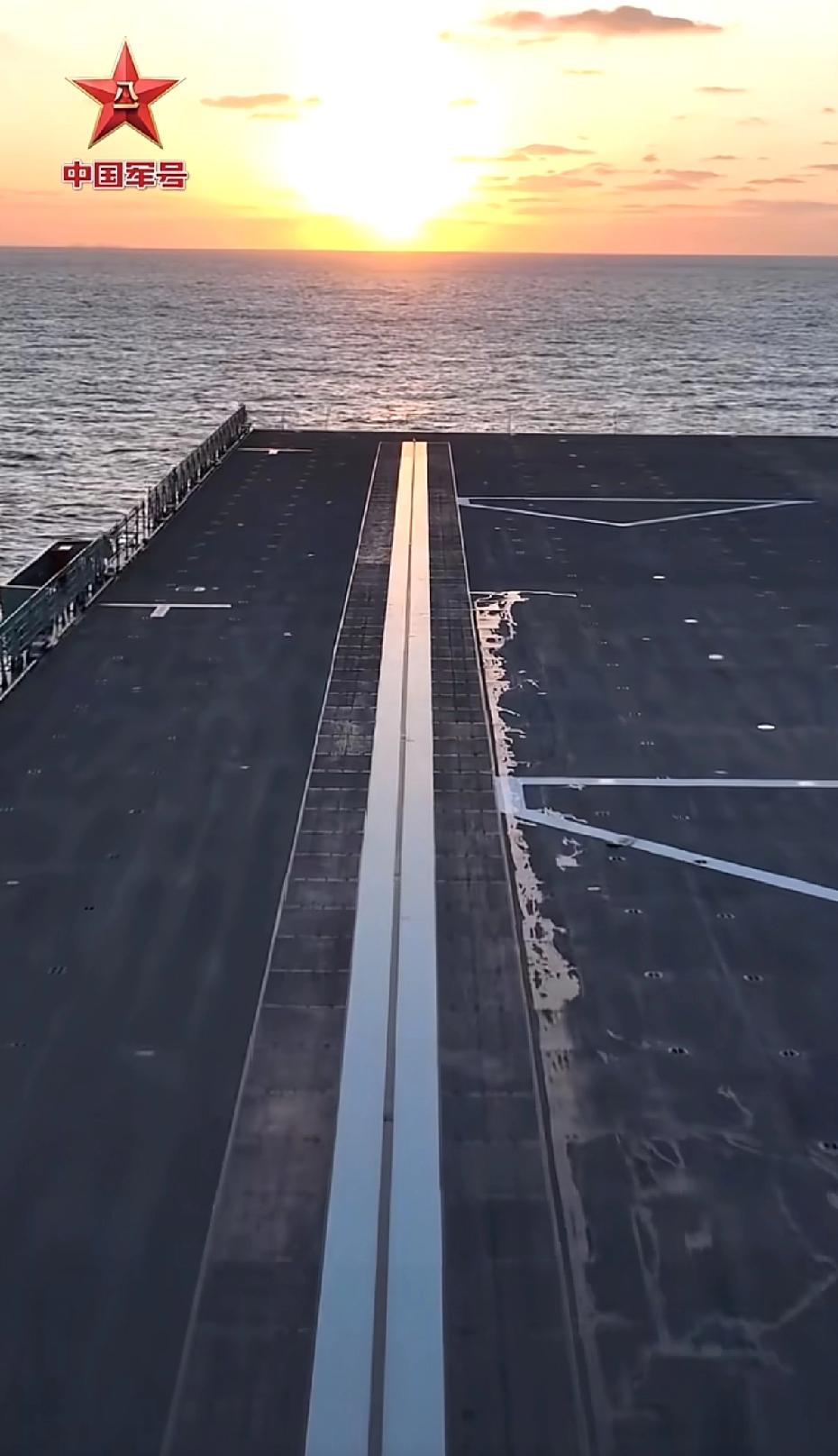 这是能随便看的吗？这么粗大的一条弹射器，就这么从头给你拍到尾了，要不是有官方标志