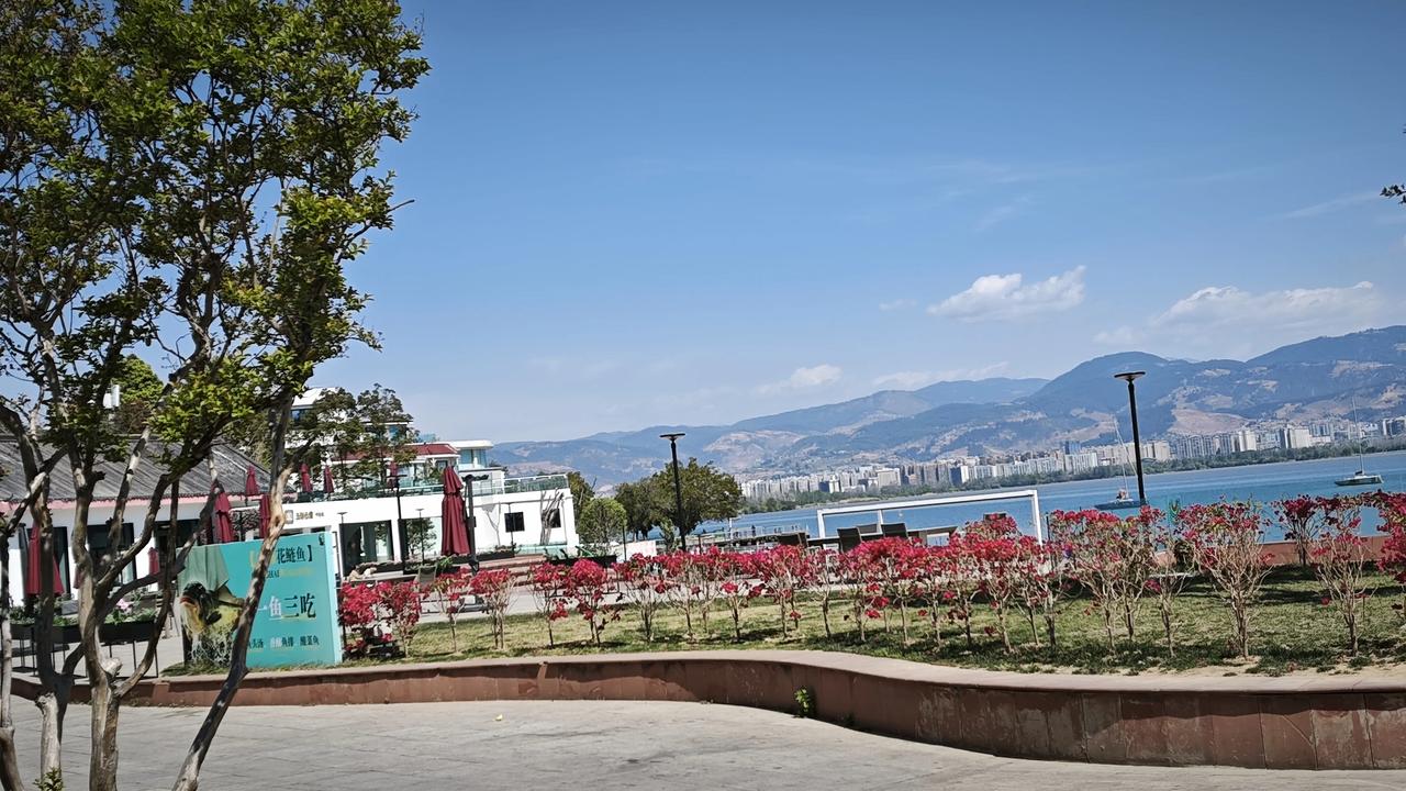 今日分享随手拍照片风掠过邛海的水面，把山的轮廓、城的烟火，都揉进这一片湛蓝里。三