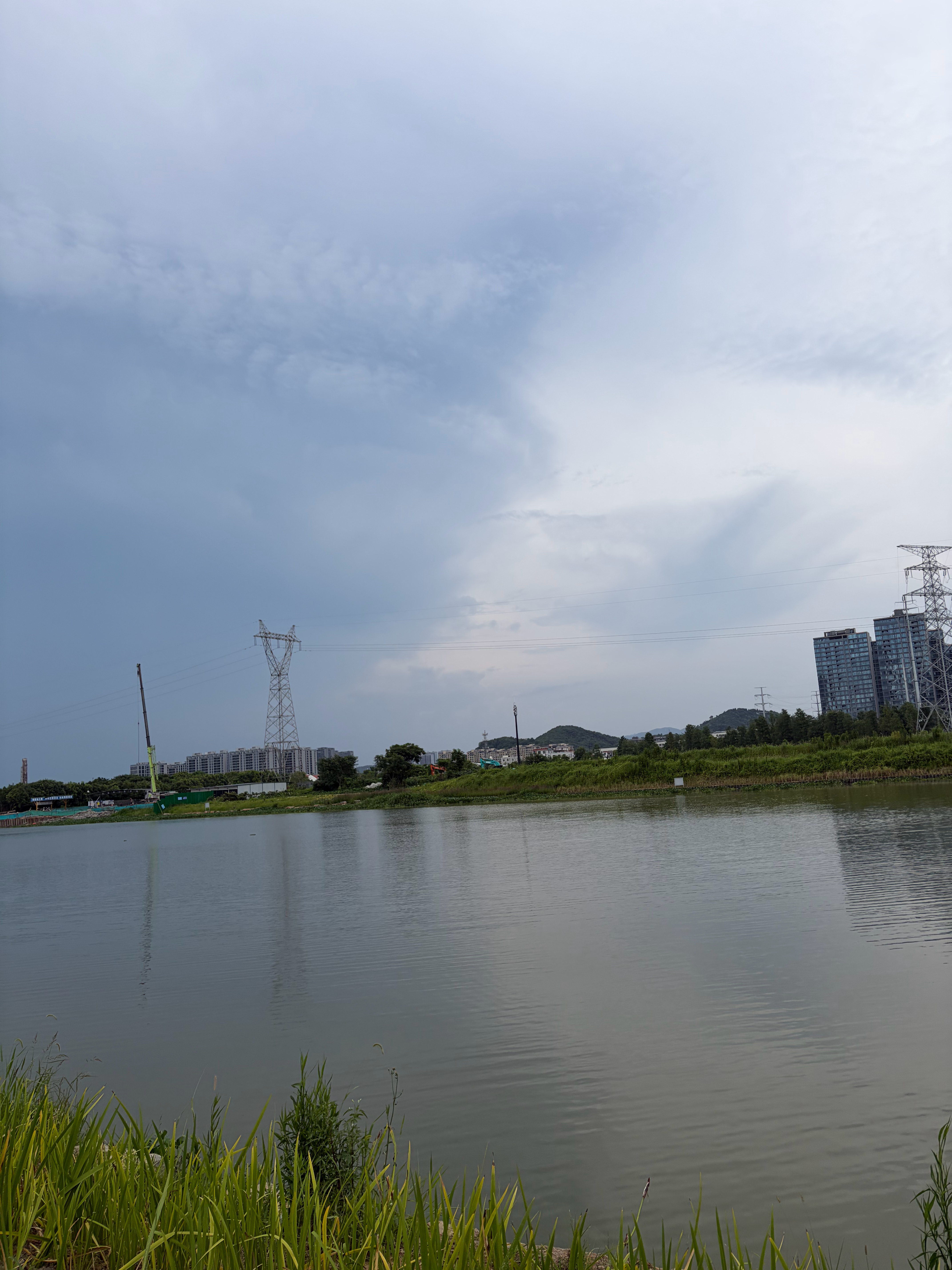 下午4点多没有那么热，赶忙带孩子大户外了。又到了和钓鱼佬们在户外见面时彼此纳闷的