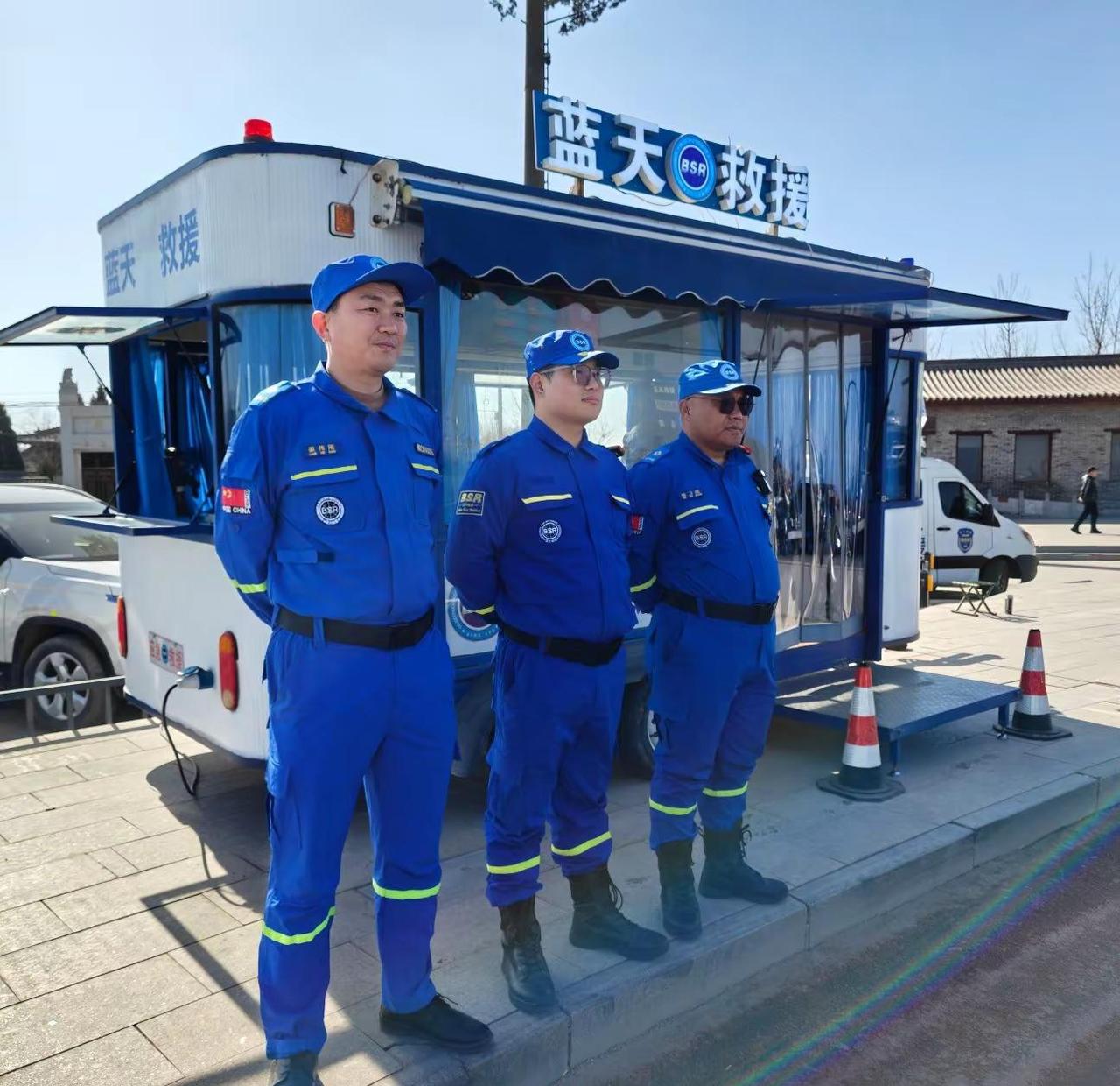 蓝天救援队的制服真帅，站得笔直像电线杆，但一想到他们平时干的事，瞬间觉得这身蓝衣