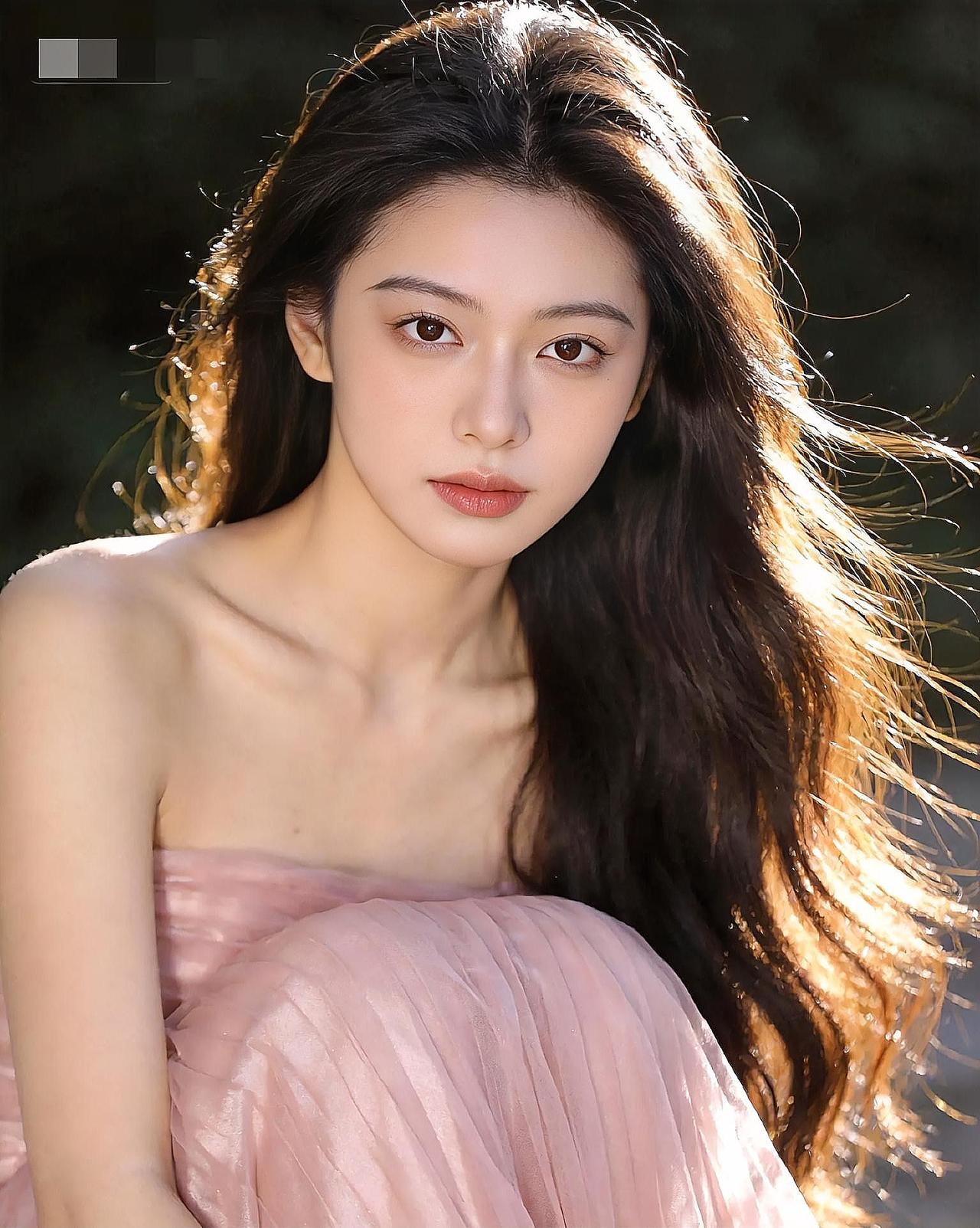 冯唐一针见血：
“性，会让男人拼命挣钱；钱，会让女人拼命顾家。”
这是男女最真实