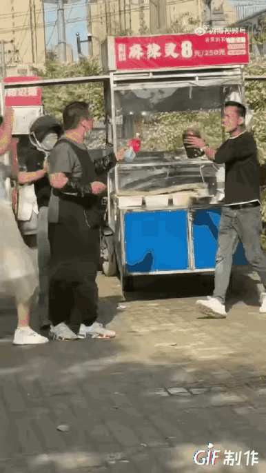 这是什么打法？
是物理攻夫还是魔法攻击？

视频中，
两家摊贩吵架，
男的直接朝