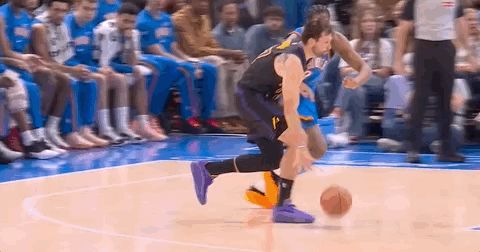 突发！东契奇受伤离场，湖人再遭重创，东契奇受伤估计是大腿拉伤！

从慢镜头画面能