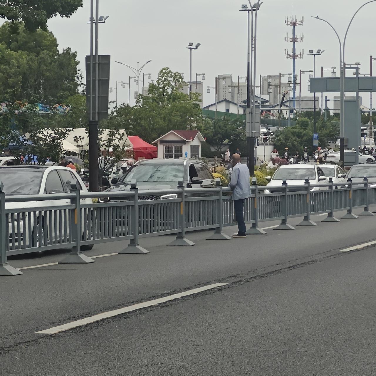 老人已经在这个位置等了两个红绿灯了，其实50米就是红绿灯和斑马线，这个位置的行人