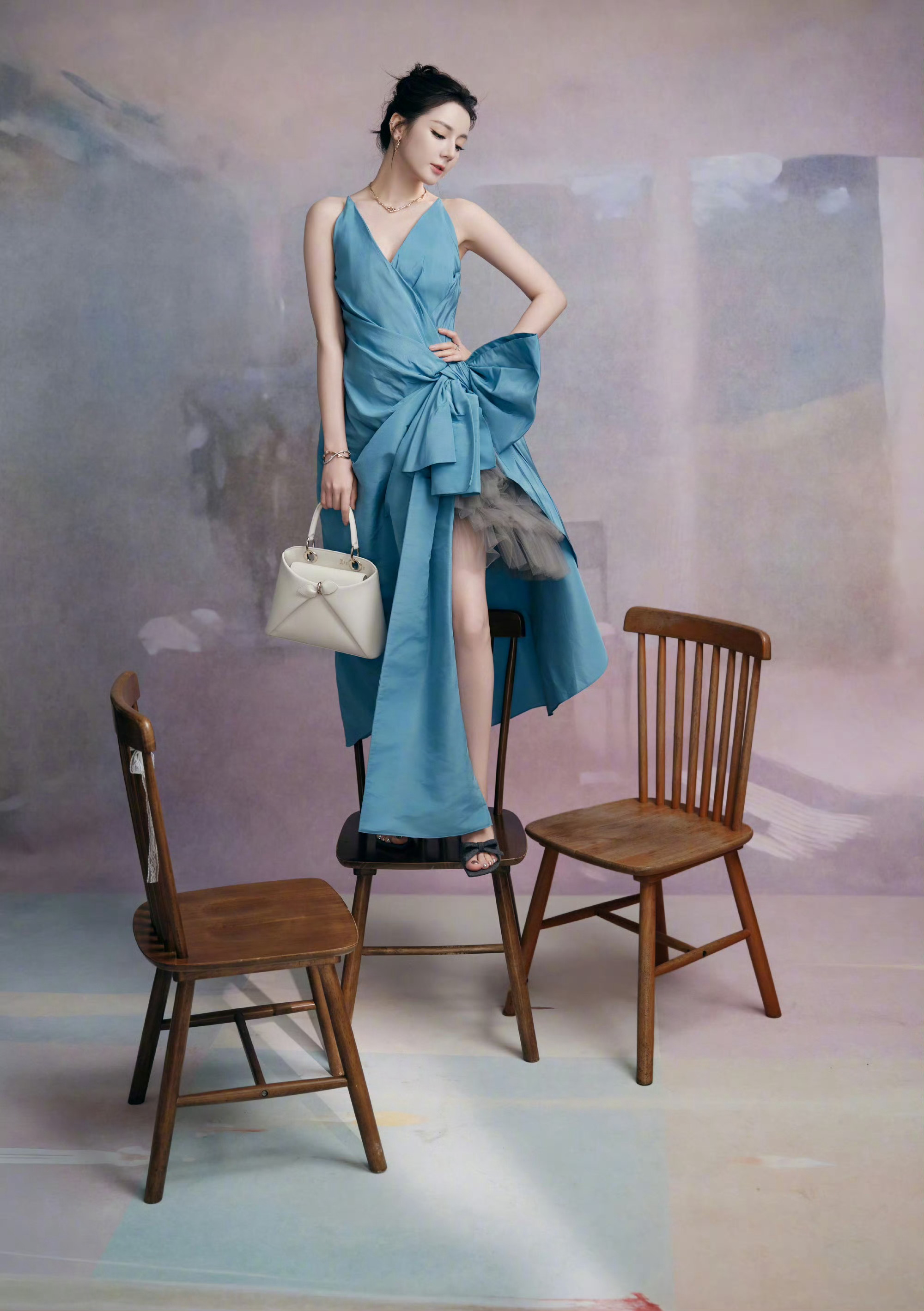 迪丽热巴 in Dior 🦋💙💕 全球大使上线，身着26早秋系列出镜，蓝色