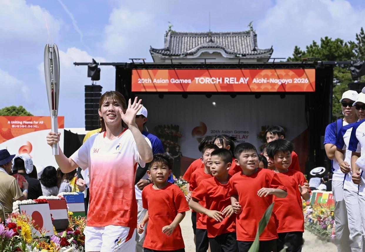 亚运圣火正式点燃！吉田沙保里担任首棒火炬手亚运会8月22日，2026年爱知·名古
