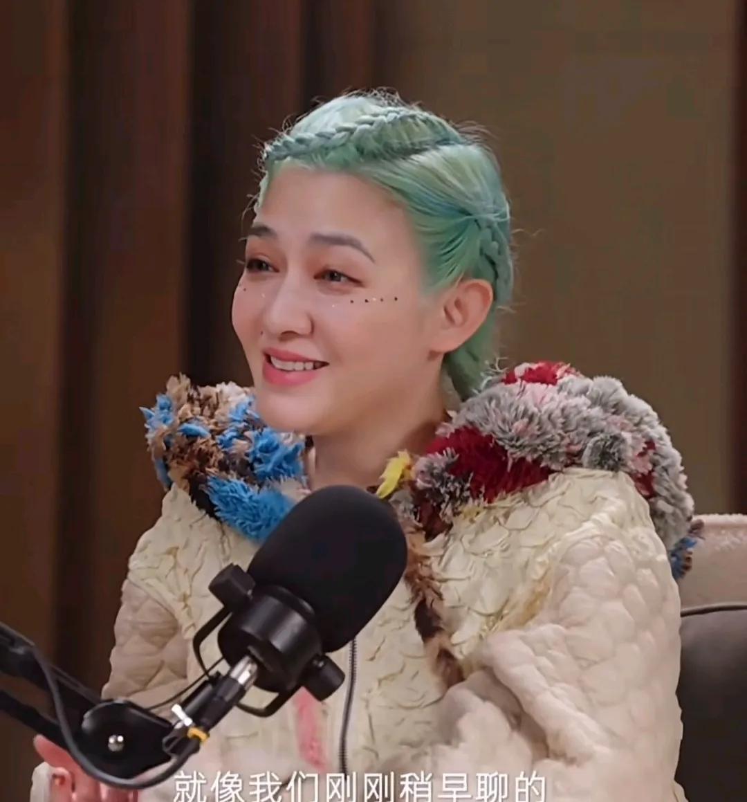 怎么那么像大s！

范晓萱这说话，抬眼的瞬间太像大s了。

她们本来就是好朋友，