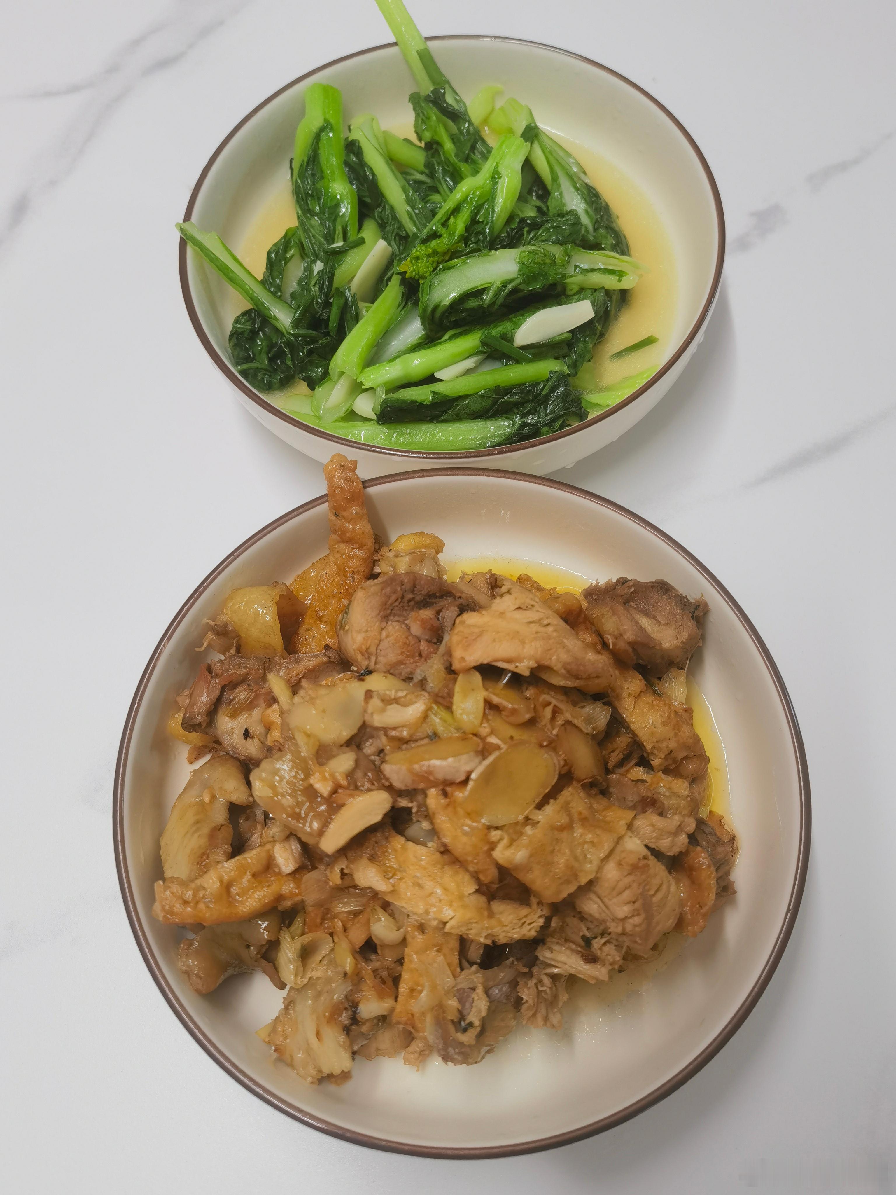 午餐：油豆腐炒鸡肉+清炒菜苔。三伏天饮食，记得要清淡一点哦～ 