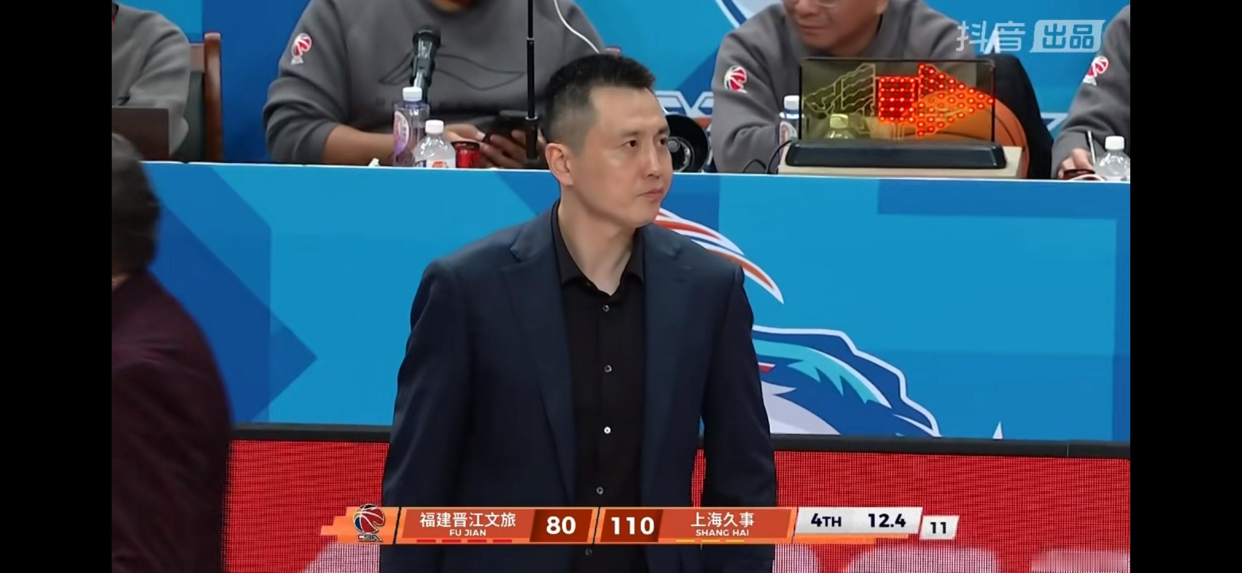 不同的比赛，发挥不同球员的特点，不再依赖某一套阵容，尽可能在漫长的常规赛期间把球