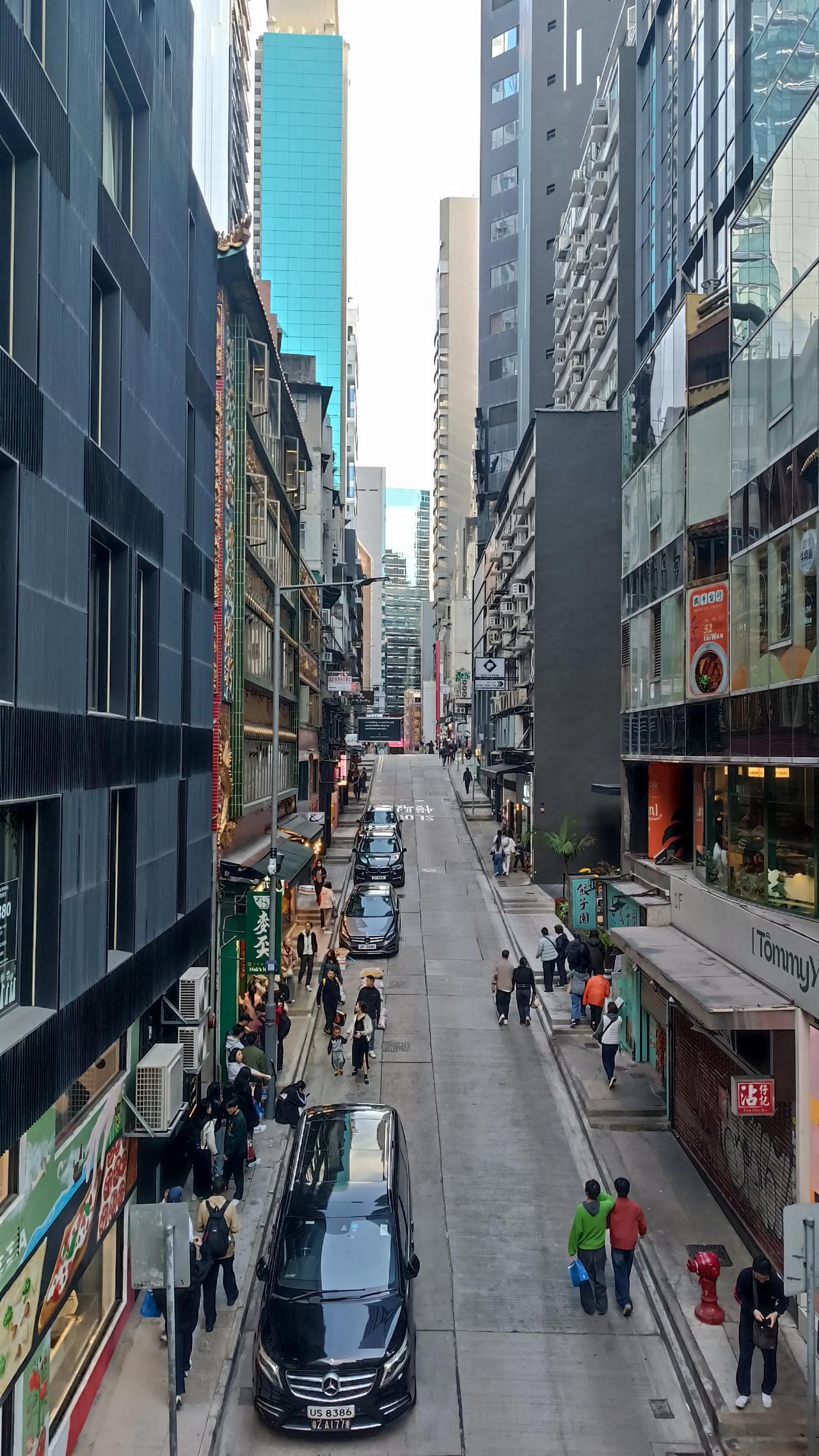 逛香港体感一：说说交通。
香港的街道大多不宽阔，多数为两车道。我曾在过一个交通岗