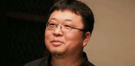 大家熟悉的罗永浩又回来了
这次回来不是聊手机或直播 是跟西贝莜面村较上了劲
20