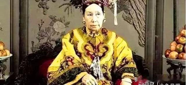 1906年，慈禧太后睡得迷迷糊糊的，不小心把脸上的遮羞布弄掉了，旁边的太监扑通一