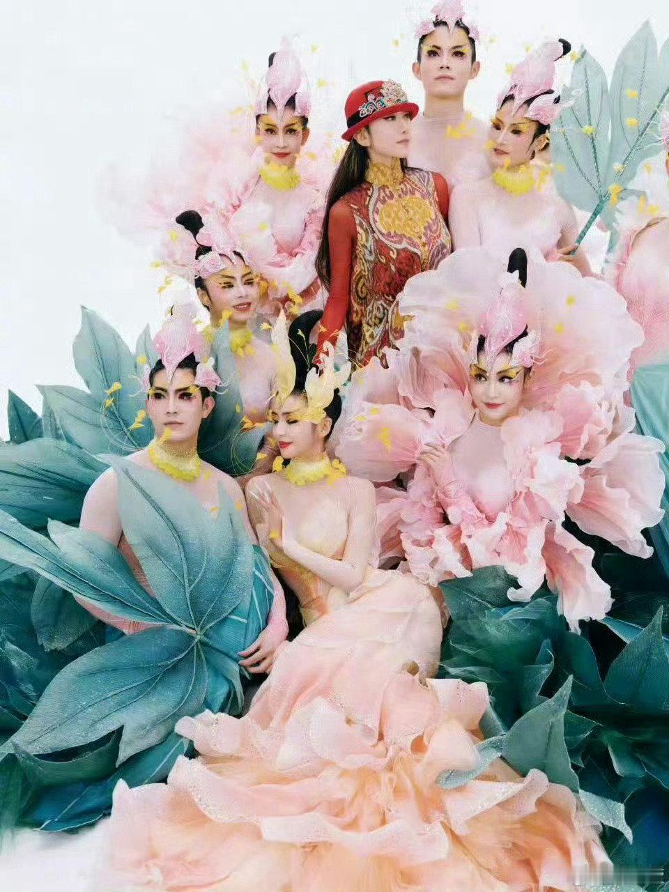 杨丽萍67岁仍在学习AI67岁杨丽萍从未停下探索的脚步，主动拥抱AI，与千问共舞