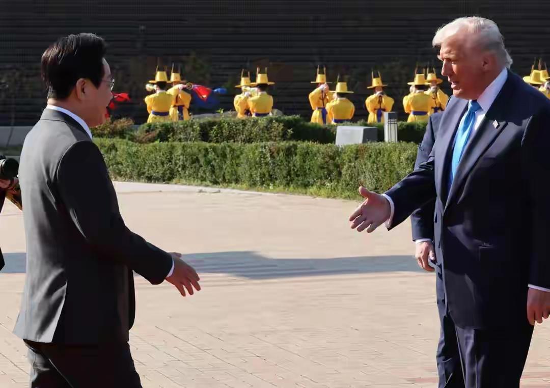 特朗普都被哄迷糊了，李在明奉上金色王冠，完败高市早苗的高尔夫