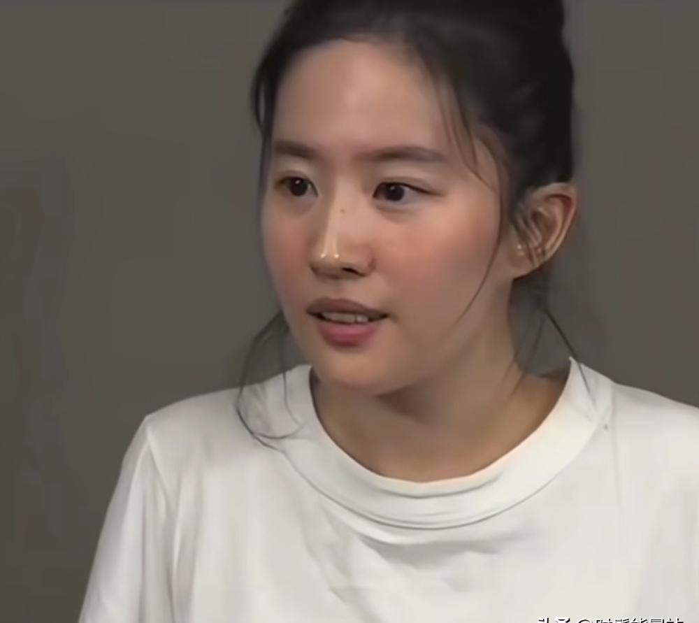 “熬个通宵就喊累？

”——刘亦菲把时差倒成武器，90分钟俯卧撑、引体、深蹲连轴