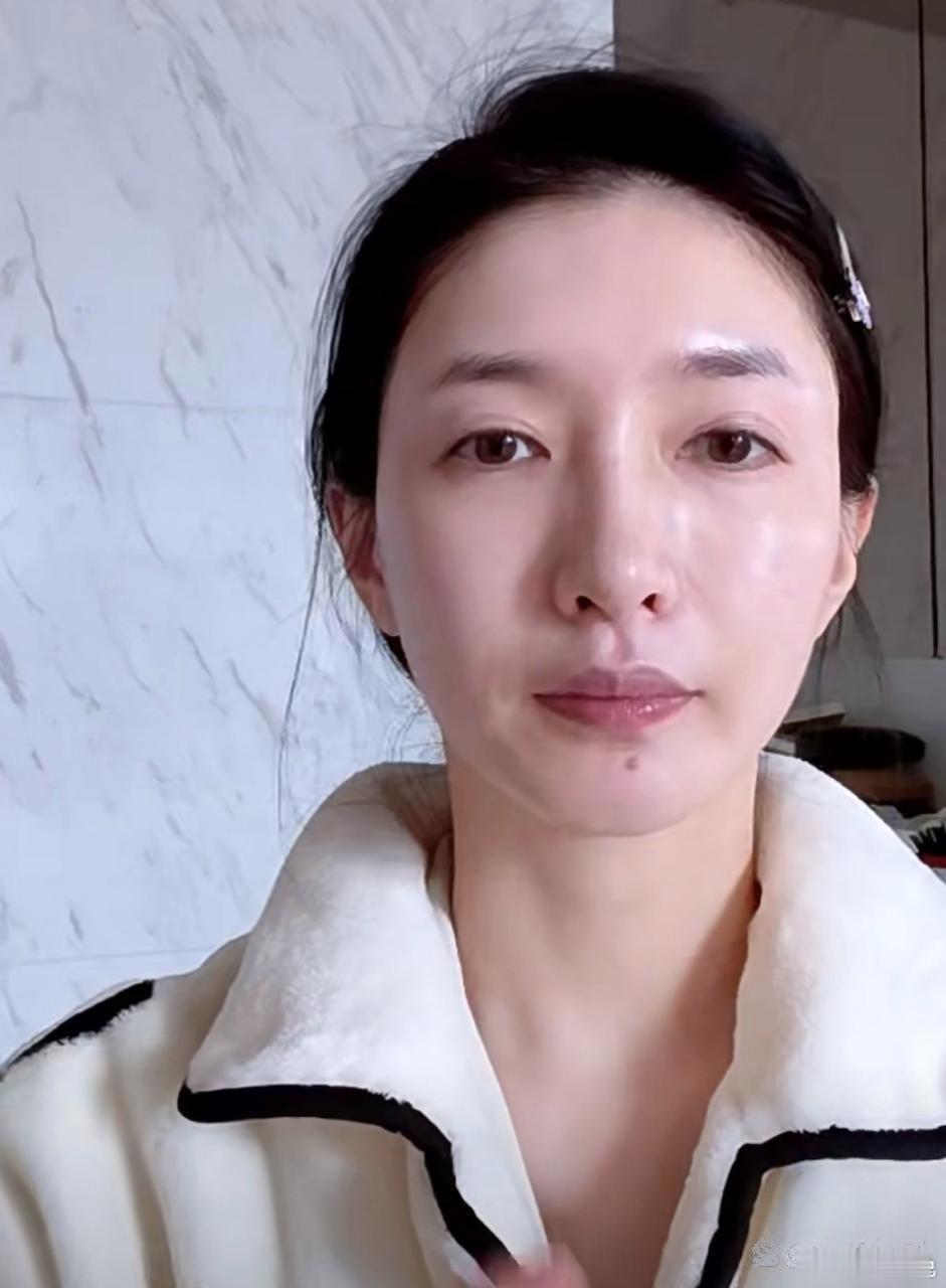 其实早期的江疏影谈不上漂亮，只能说一般，跟乡里的邻家小妹一样普通[摊手] ​​​