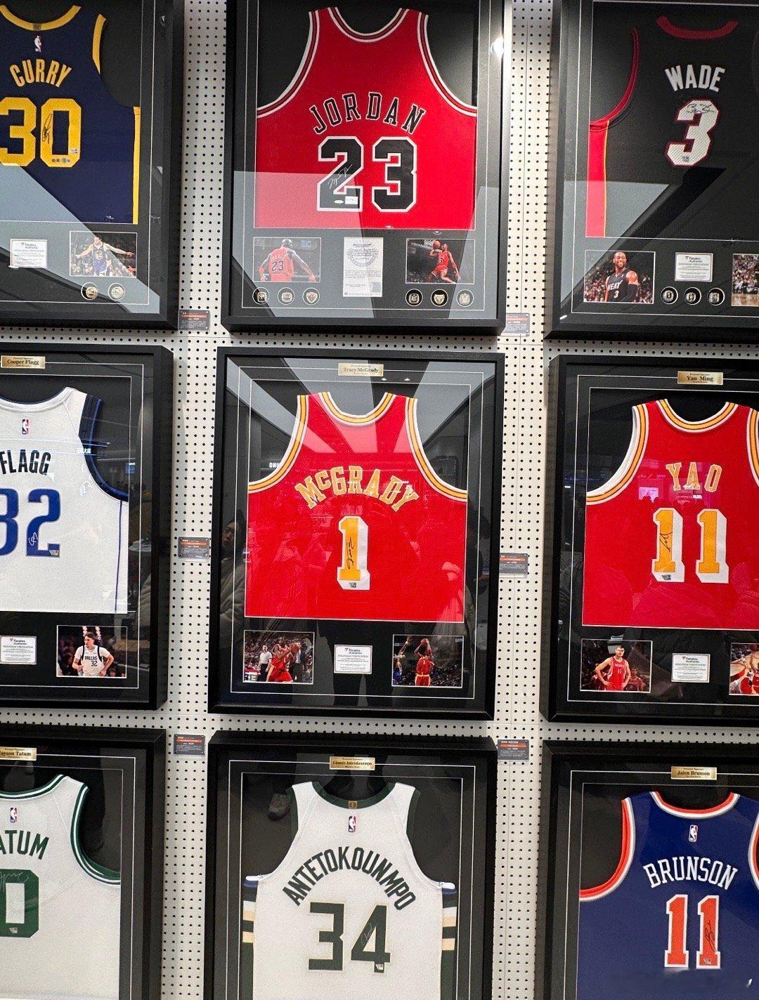 胖东来已售出1件球星签名球衣球迷狂喜！又多了个靠谱的收藏渠道，胖东来真的是永远不