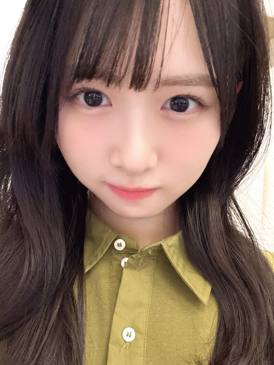 ひなの「ぼーっと窓の外を眺めてたら急に、エンジェルちゃんがベランダの柵に腰掛けて