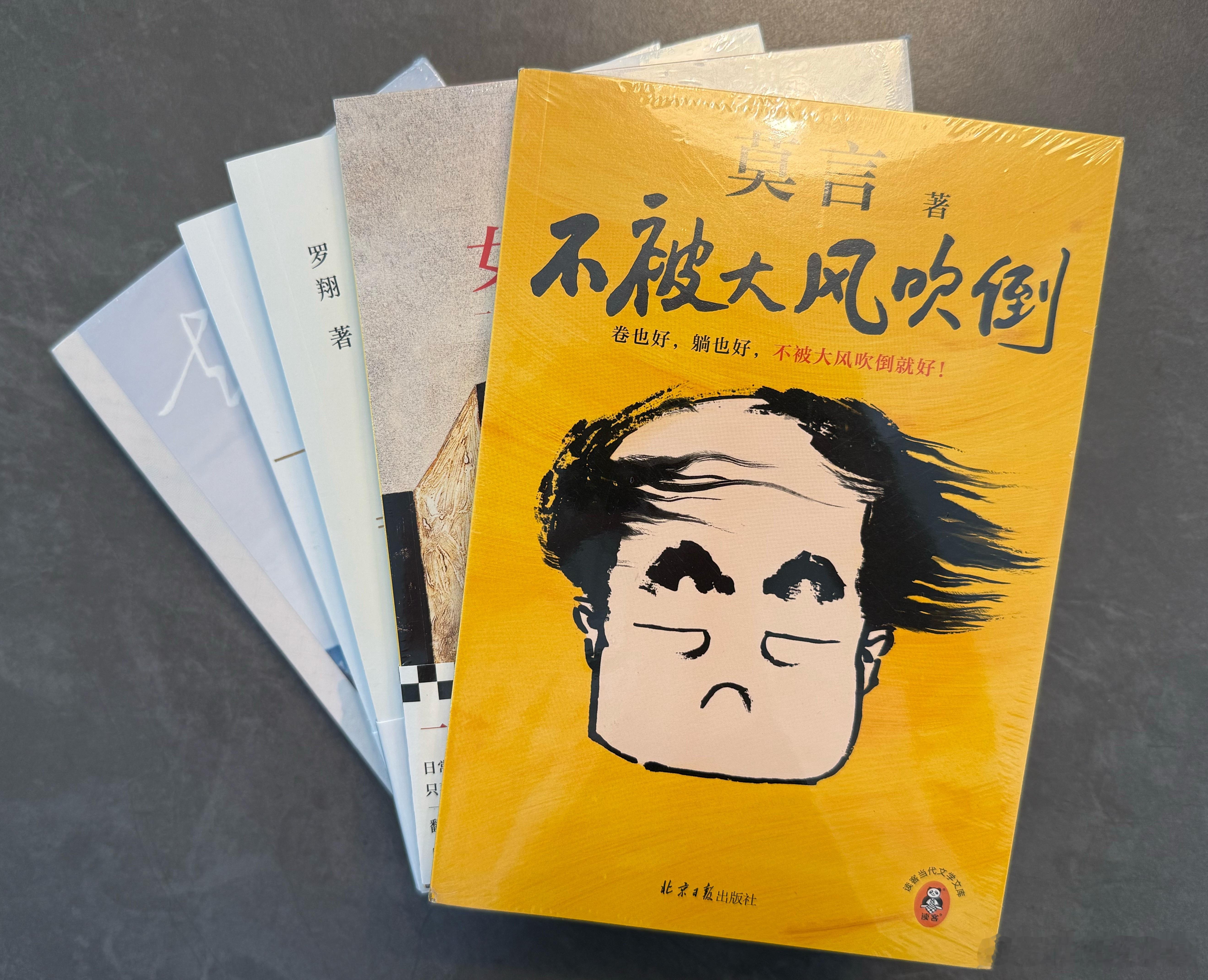 五一假期在家看书看美剧好治愈看完觉得能量满满~ ​​​