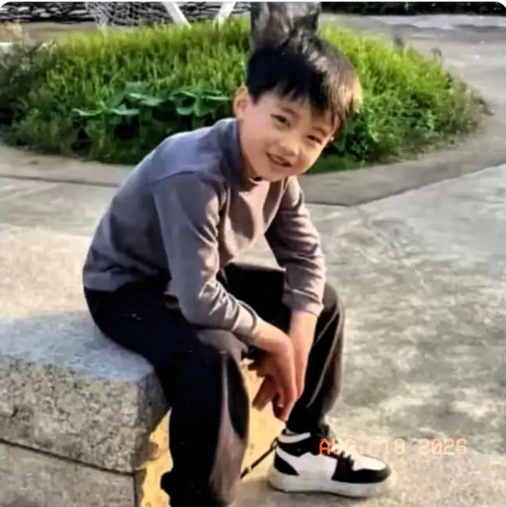 看哭了，广西柳州一小男孩，爸爸在服刑，妈妈改嫁了，和大伯娘一起生活。谁曾想，这天