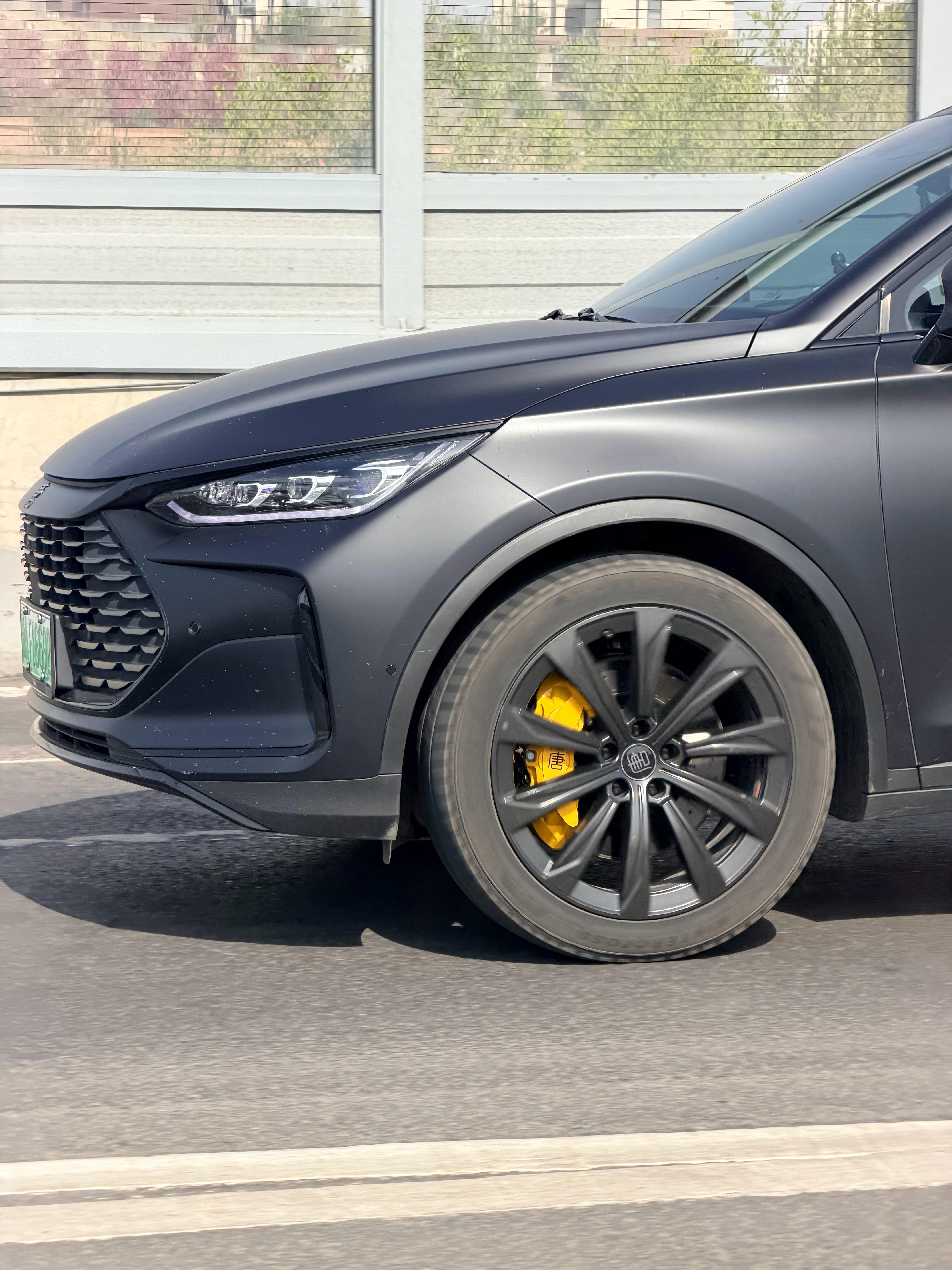 乌鲁木齐西环高架桥上的比亚迪唐——卡钳罩真帅 乌鲁木齐