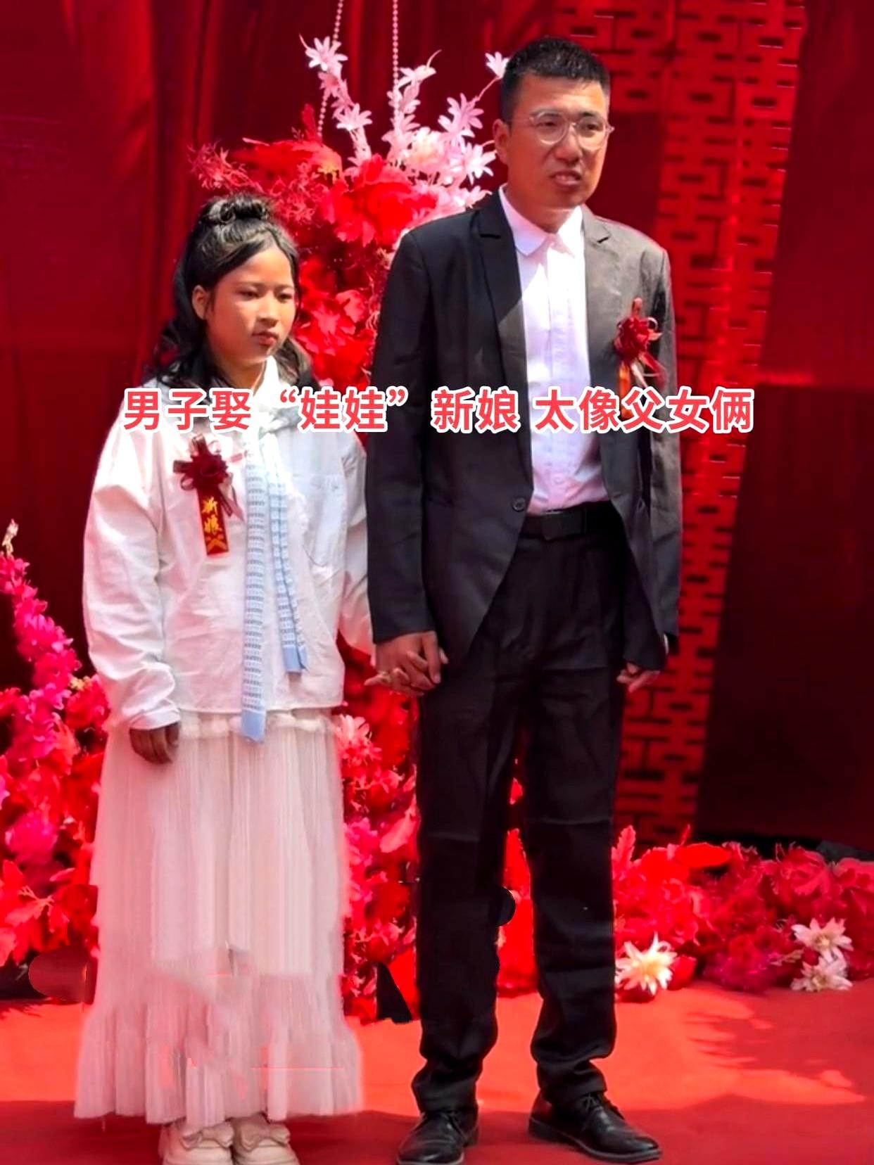 河南这场婚礼一出，网友都看愣了：新郎34岁，穿着西装站那儿，表情挺稳；新娘个子小
