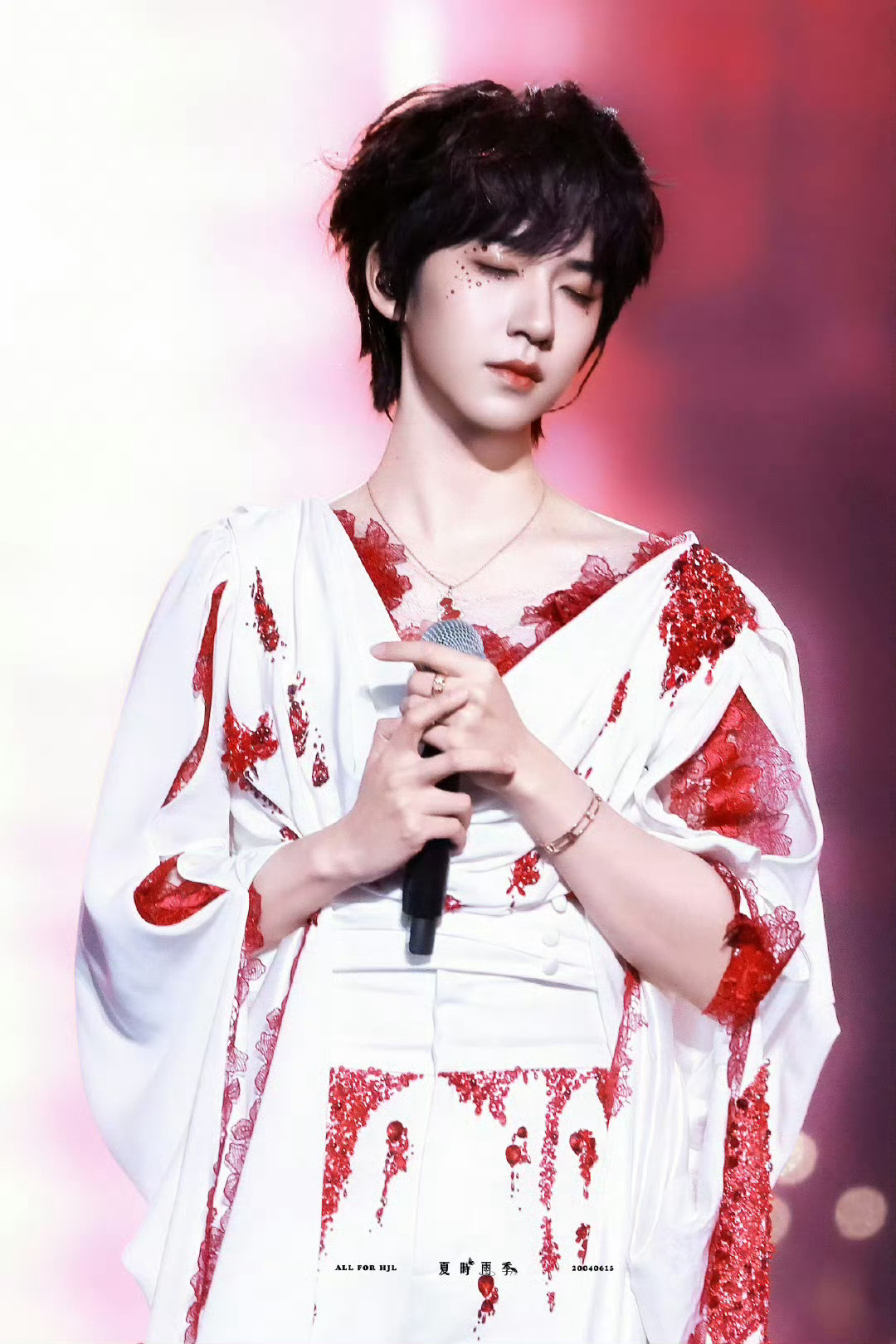 贺峻霖✖️今日两套look 📷 贺峻霖大屏的神