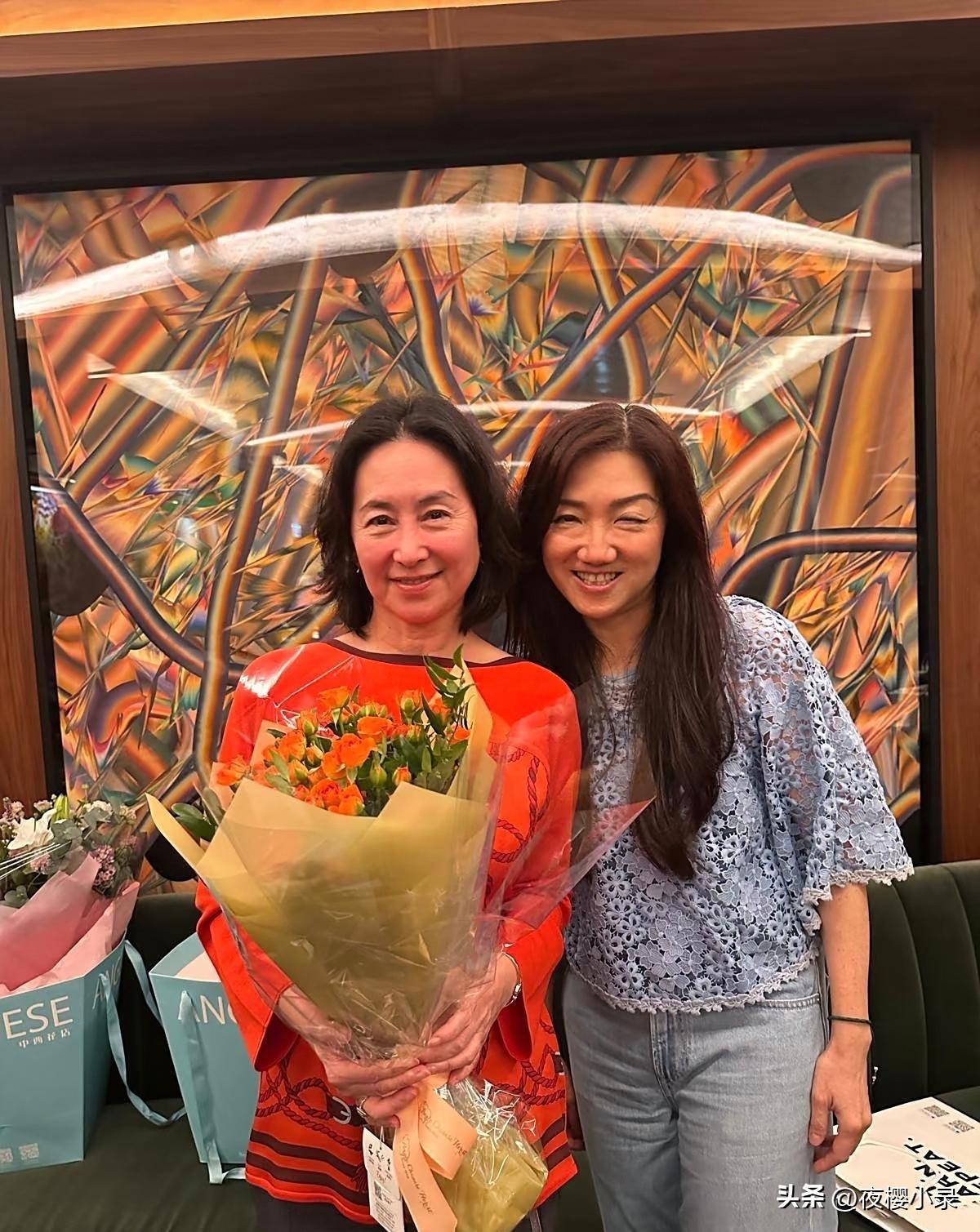 近日，香港女强人何超琼和朋友一起庆祝生日，63岁的她状态维持得非常好，很有爸爸何