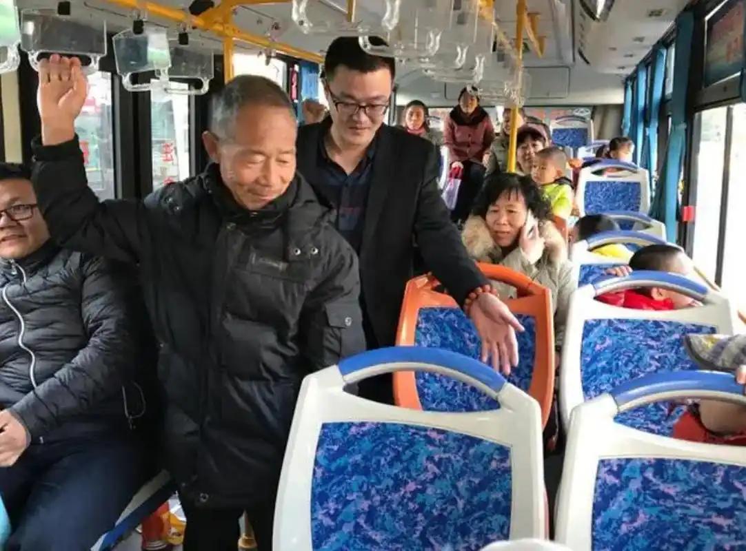 在公交车，该给老人让座吗？

在公交车上，“让座”这个话题，总能引发激烈的讨论：