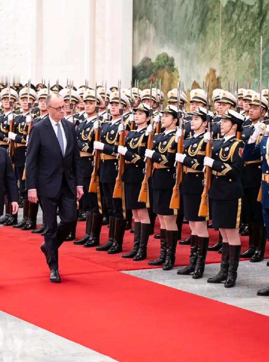 默茨身高1米97参照对比，中国仪仗队身高，男军人至少1米9，女军人至少1米8，可
