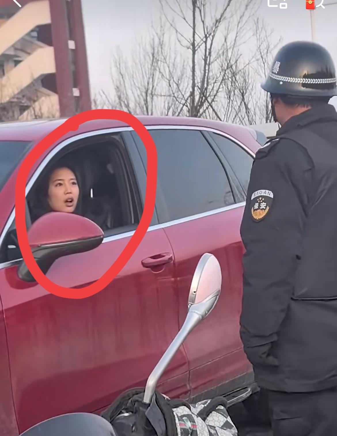 这又来个学校门口违停的女家长，虽然女家长依然很凶狠，但保安很克制。校园门口就那么