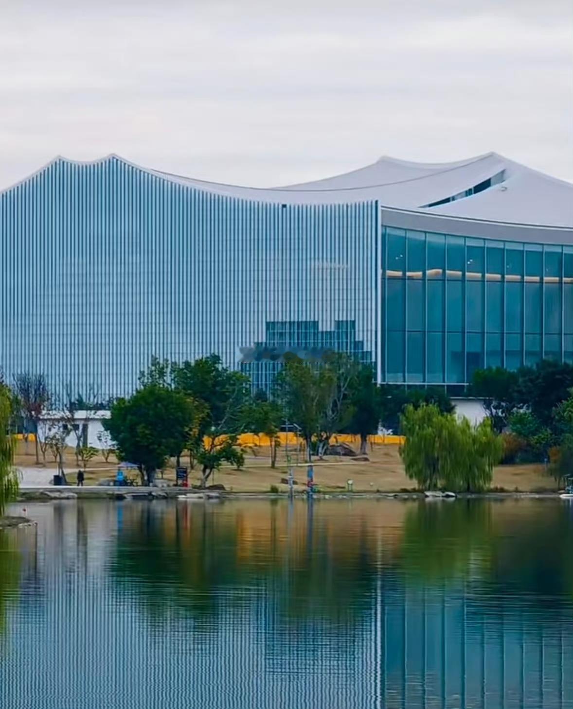 旗山湖地标建筑-福建美术馆新馆即将建成 

独特的外立面设计 使得建筑整体非常有