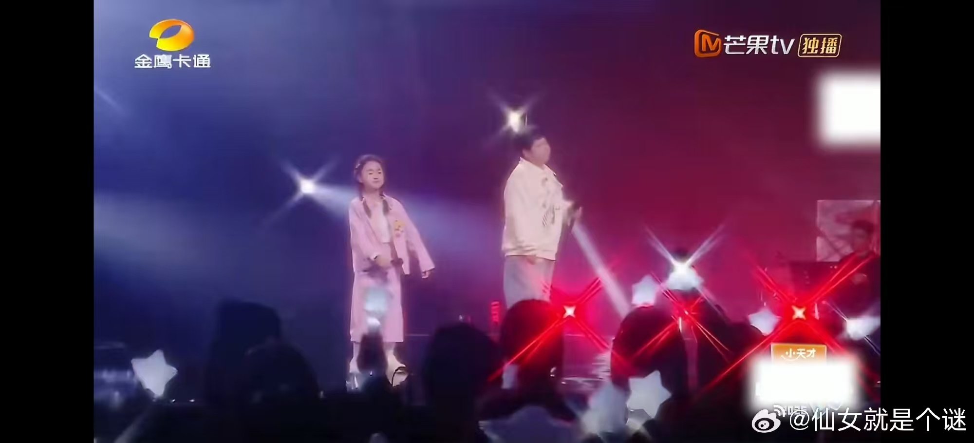 芒果还是不肯放过这个草莓发卡 芒果太会抓青春痛点！新声代唱《冲动》，草莓发卡一亮