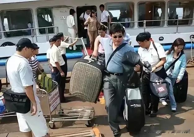 岛内一些“台独分子”，开始逃离台湾，他们转移家产，私密买下黄金，想长期移民海外，