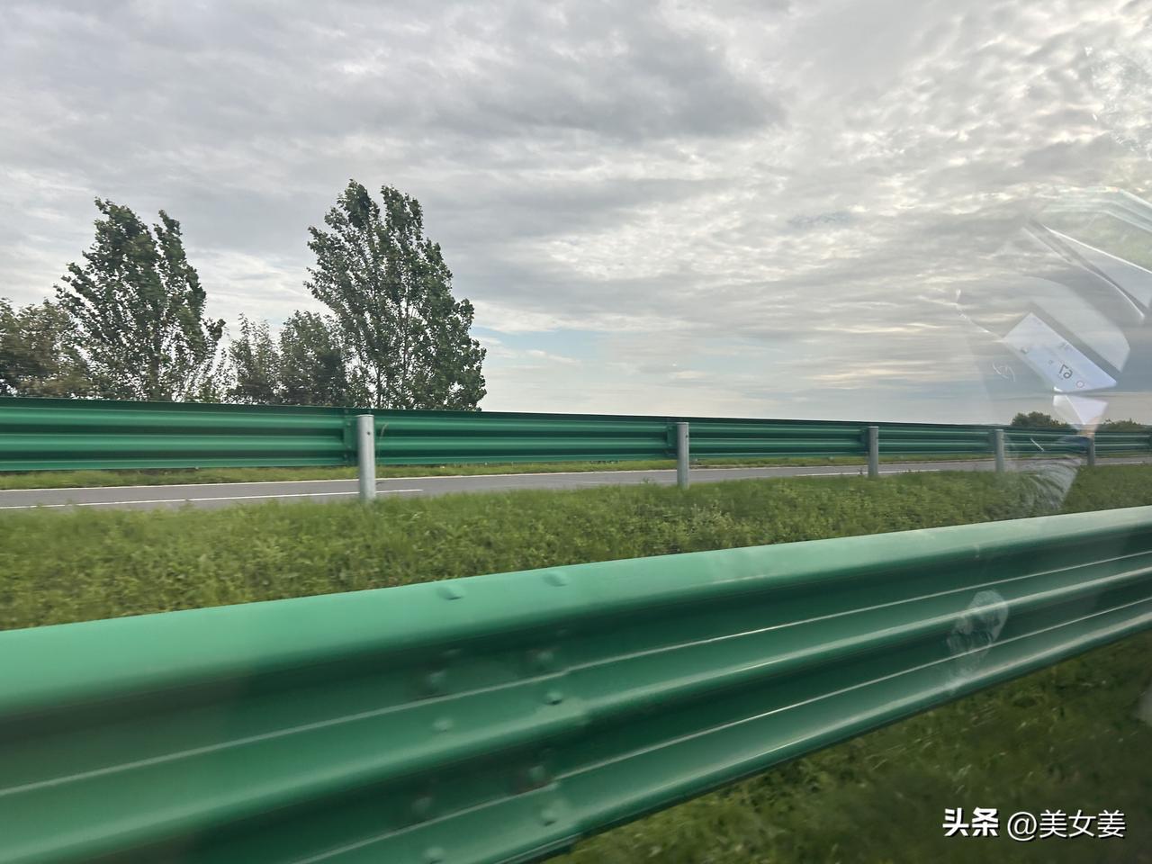 20260809
跟同事去五大连池的路上！