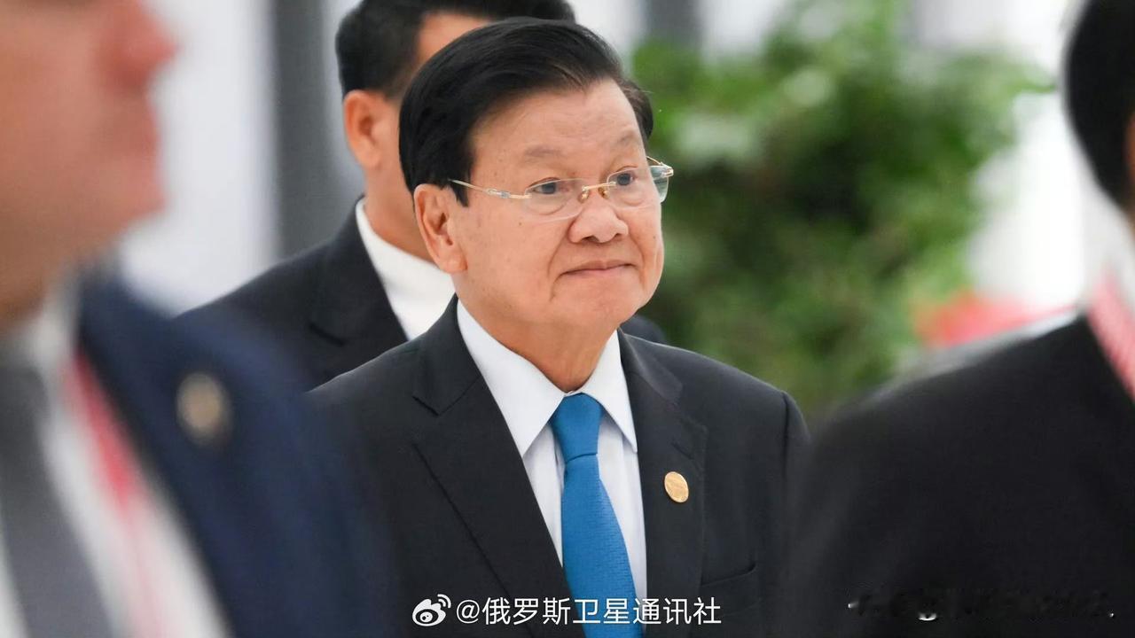 突然想，

看来杭州这段时间运气不错，成了福地了，老挝国家领导人通伦抵达杭州！