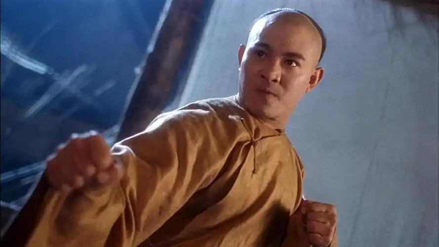 李连杰的身体为什么突然坏了？
没啥大惊小怪的，王晶的话算是说到点子上了。王晶说: