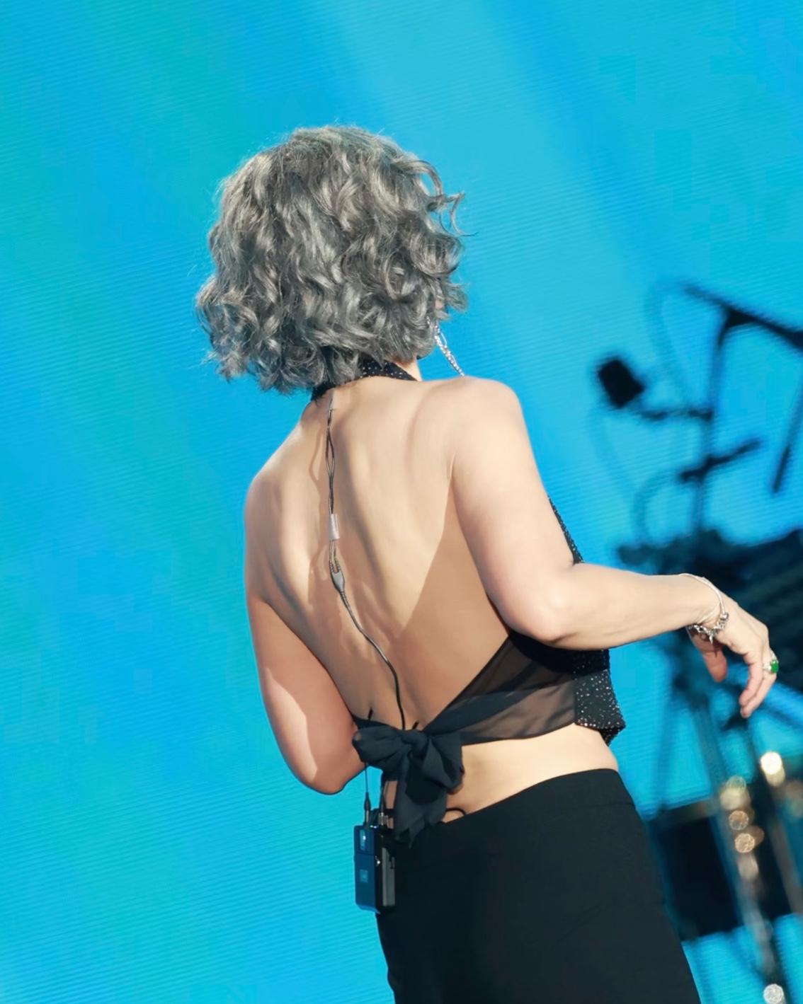 你会觉得违和呢？
61岁的她在舞台上花灰的头发露背装，
很多人夸，
这背这线条这